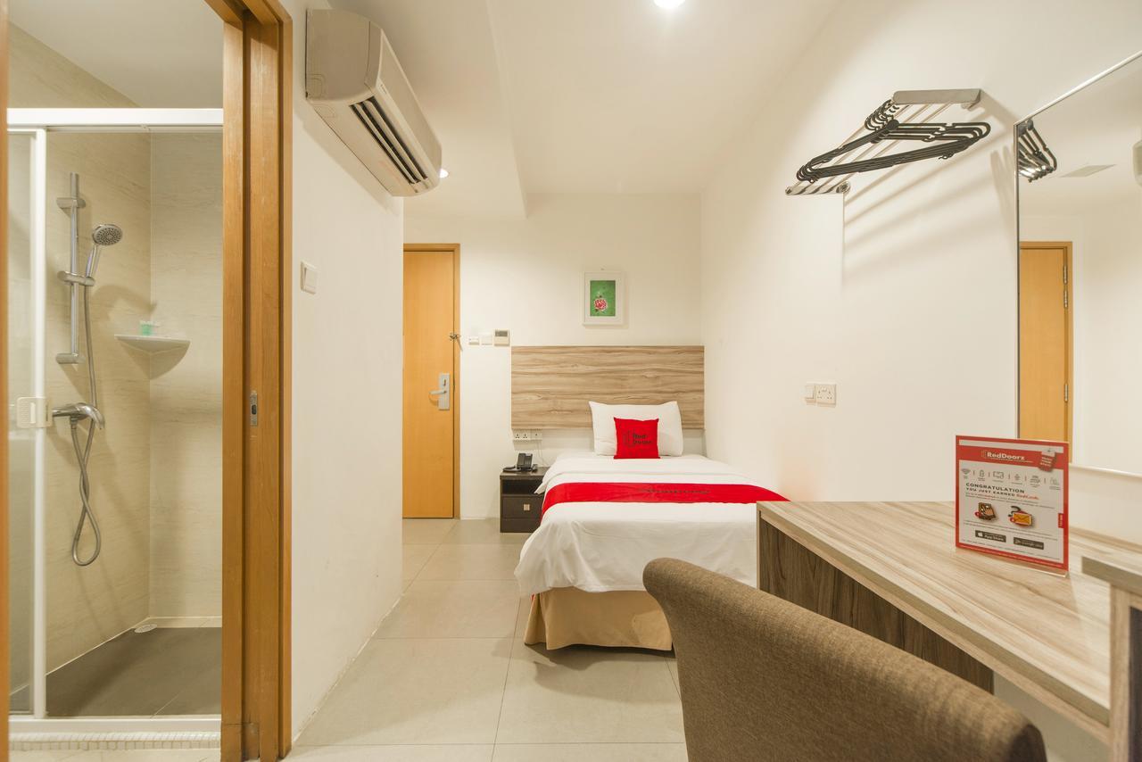 Reddoorz Plus @ Victoria Street Singapura